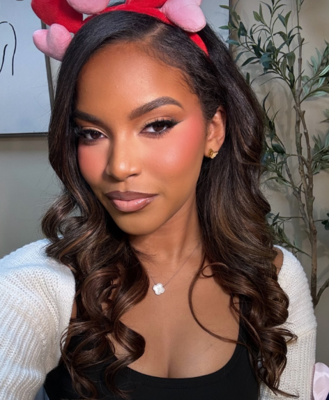 Look glam con ondas definidas y acabado de maquillaje profesional