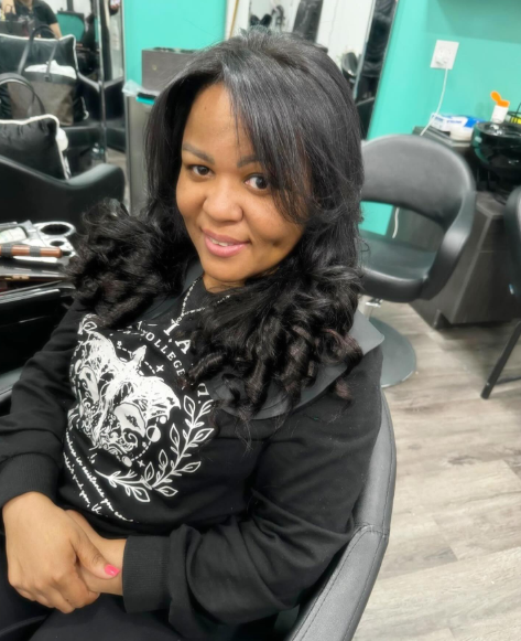 Peinado con volumen y styling elegante realizado en el estudio